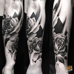 tatuaje_brazo_rosa_flor_Logia_Barcelona_Jas   